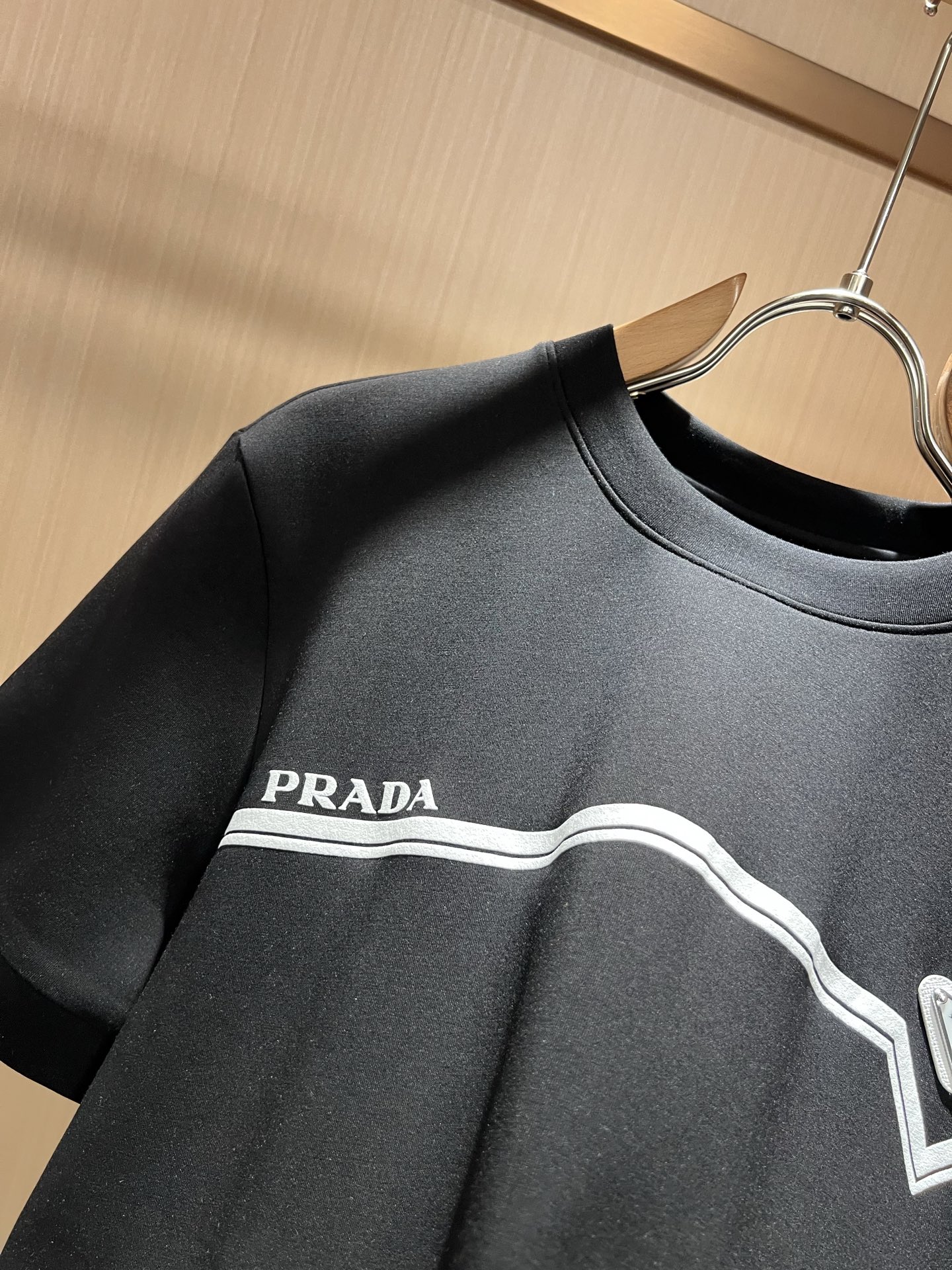 PRAD*A普*达2026秋冬新款男女同款👫短袖打底衫，最新款全网独家首上！！~既经典有时尚百搭，谁不爱啊，将经典再次展