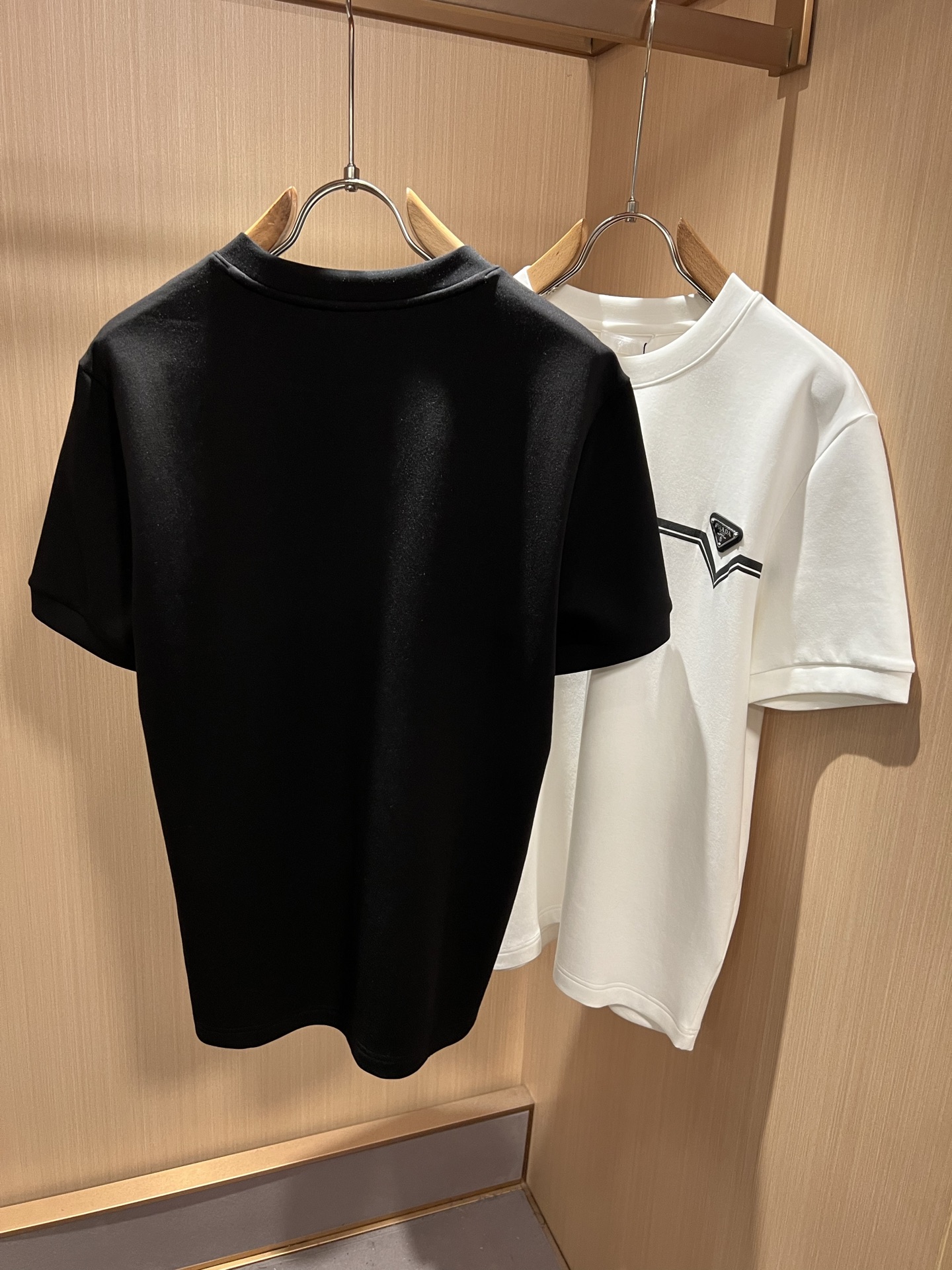 PRAD*A普*达2026秋冬新款男女同款👫短袖打底衫，最新款全网独家首上！！~既经典有时尚百搭，谁不爱啊，将经典再次展