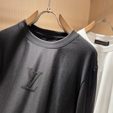 LouisVuitt*路易*登 2026秋冬新款男士长袖打底衫,非常时髦胸前logo植绒修饰!区别于以往的不同,宣示品牌 LouisVuitt*路易*登 2026秋冬新款男士长袖打底衫,非常时髦胸前logo植绒修饰!区别于以往的不同,宣示品牌