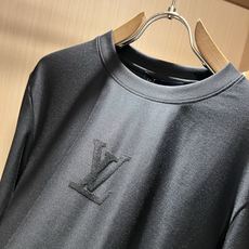 LouisVuitt*路易*登 2026秋冬新款男士长袖打底衫,非常时髦胸前logo植绒修饰!区别于以往的不同,宣示品牌 LouisVuitt*路易*登 2026秋冬新款男士长袖打底衫,非常时髦胸前logo植绒修饰!区别于以往的不同,宣示品牌