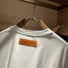 LouisVuitt*路易*登 2026秋冬新款男士长袖打底衫,非常时髦胸前logo植绒修饰!区别于以往的不同,宣示品牌 LouisVuitt*路易*登 2026秋冬新款男士长袖打底衫,非常时髦胸前logo植绒修饰!区别于以往的不同,宣示品牌