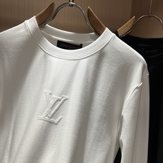 LouisVuitt*路易*登 2026秋冬新款男士长袖打底衫,非常时髦胸前logo植绒修饰!区别于以往的不同,宣示品牌 LouisVuitt*路易*登 2026秋冬新款男士长袖打底衫,非常时髦胸前logo植绒修饰!区别于以往的不同,宣示品牌