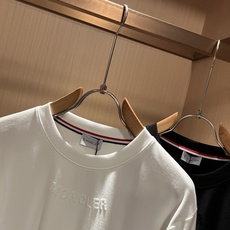 Moncler蒙口2026秋冬新款贸易订单长袖打底衫,全品相!!网红款!胸前logo图案植绒设计!上身舒适透气,不僵硬, Moncler蒙口2026秋冬新款贸易订单长袖打底衫,全品相!!网红款!胸前logo图案植绒设计!上身舒适透气,不僵硬,