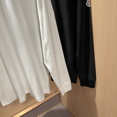 Moncler蒙口2026秋冬新款贸易订单长袖打底衫,全品相!!网红款!胸前logo图案植绒设计!上身舒适透气,不僵硬, Moncler蒙口2026秋冬新款贸易订单长袖打底衫,全品相!!网红款!胸前logo图案植绒设计!上身舒适透气,不僵硬,