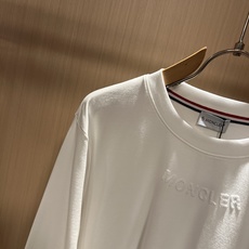 Moncler蒙口2026秋冬新款贸易订单长袖打底衫,全品相!!网红款!胸前logo图案植绒设计!上身舒适透气,不僵硬, Moncler蒙口2026秋冬新款贸易订单长袖打底衫,全品相!!网红款!胸前logo图案植绒设计!上身舒适透气,不僵硬,