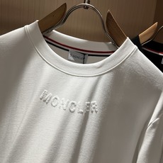 Moncler蒙口2026秋冬新款贸易订单长袖打底衫,全品相!!网红款!胸前logo图案植绒设计!上身舒适透气,不僵硬, Moncler蒙口2026秋冬新款贸易订单长袖打底衫,全品相!!网红款!胸前logo图案植绒设计!上身舒适透气,不僵硬,