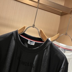 Moncler蒙口2026秋冬新款贸易订单长袖打底衫,全品相!!网红款!胸前logo图案植绒设计!上身舒适透气,不僵硬, Moncler蒙口2026秋冬新款贸易订单长袖打底衫,全品相!!网红款!胸前logo图案植绒设计!上身舒适透气,不僵硬,
