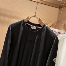 Moncler蒙口2026秋冬新款贸易订单长袖打底衫,全品相!!网红款!胸前logo图案植绒设计!上身舒适透气,不僵硬, Moncler蒙口2026秋冬新款贸易订单长袖打底衫,全品相!!网红款!胸前logo图案植绒设计!上身舒适透气,不僵硬,