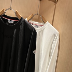 Moncler蒙口2026秋冬新款贸易订单长袖打底衫,全品相!!网红款!胸前logo图案植绒设计!上身舒适透气,不僵硬, Moncler蒙口2026秋冬新款贸易订单长袖打底衫,全品相!!网红款!胸前logo图案植绒设计!上身舒适透气,不僵硬,