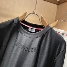 Moncler蒙口2026秋冬新款贸易订单长袖打底衫,全品相!!网红款!胸前logo图案植绒设计!上身舒适透气,不僵硬, Moncler蒙口2026秋冬新款贸易订单长袖打底衫,全品相!!网红款!胸前logo图案植绒设计!上身舒适透气,不僵硬,