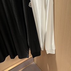 Moncler蒙口2026秋冬新款贸易订单长袖打底衫,全品相!!网红款!胸前logo图案植绒设计!上身舒适透气,不僵硬, Moncler蒙口2026秋冬新款贸易订单长袖打底衫,全品相!!网红款!胸前logo图案植绒设计!上身舒适透气,不僵硬,