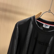 Moncler蒙口2026秋冬新款贸易订单长袖打底衫,全品相!!网红款!胸前logo图案植绒设计!上身舒适透气,不僵硬, Moncler蒙口2026秋冬新款贸易订单长袖打底衫,全品相!!网红款!胸前logo图案植绒设计!上身舒适透气,不僵硬,