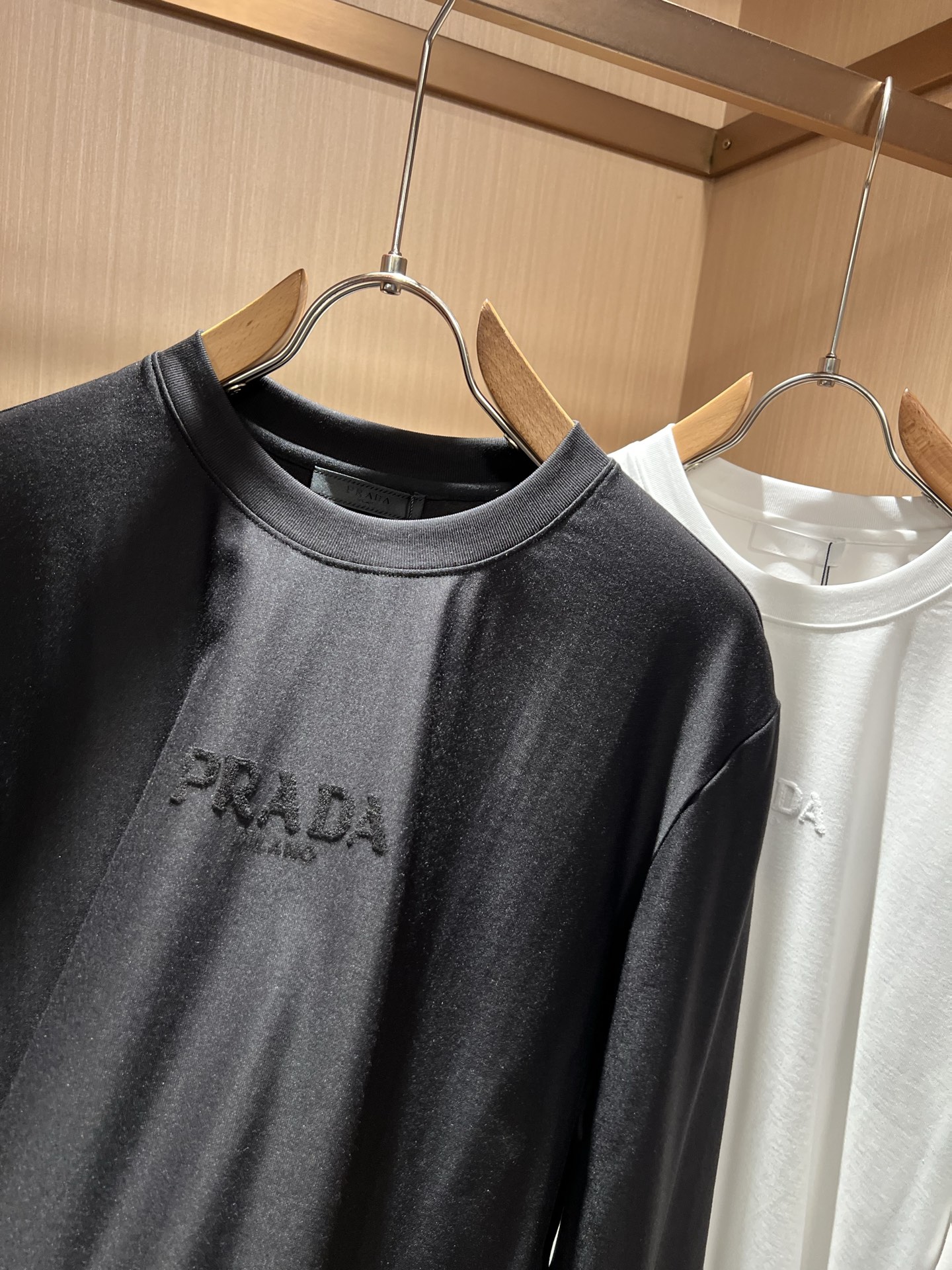 PRAD*A普*达2026秋冬新款男士长袖打底衫，最新款全网独家首上！！~既经典有时尚百搭，谁不爱啊，将经典再次展现，非