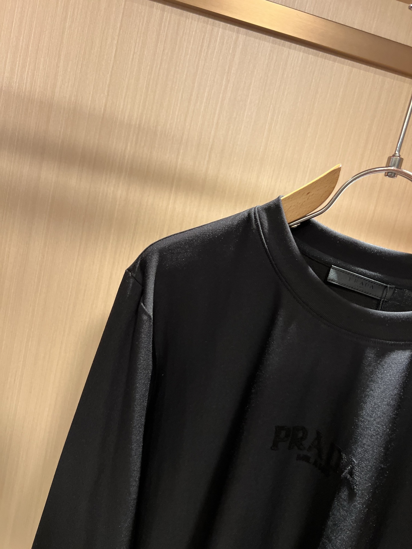PRAD*A普*达2026秋冬新款男士长袖打底衫，最新款全网独家首上！！~既经典有时尚百搭，谁不爱啊，将经典再次展现，非