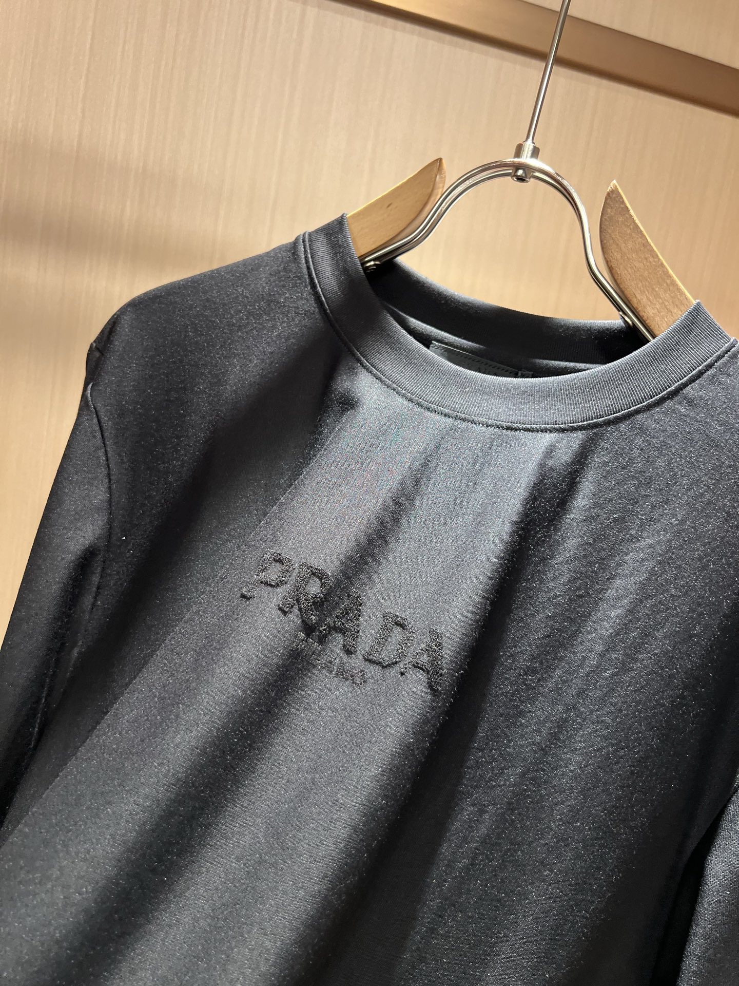 PRAD*A普*达2026秋冬新款男士长袖打底衫，最新款全网独家首上！！~既经典有时尚百搭，谁不爱啊，将经典再次展现，非