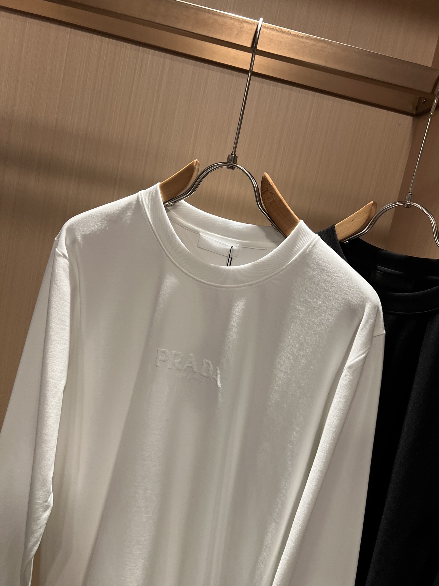 PRAD*A普*达2026秋冬新款男士长袖打底衫，最新款全网独家首上！！~既经典有时尚百搭，谁不爱啊，将经典再次展现，非