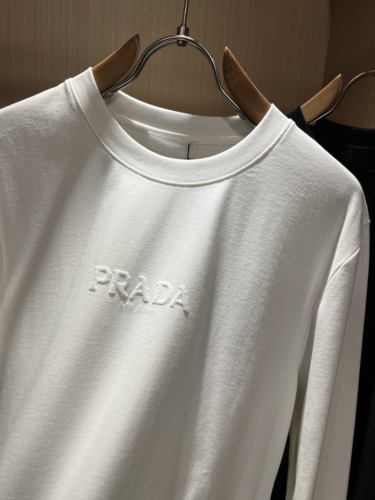 PRAD*A普*达2026秋冬新款男士长袖打底衫，最新款全网独家首上！！~既经典有时尚百搭，谁不爱啊，将经典再次展现，非