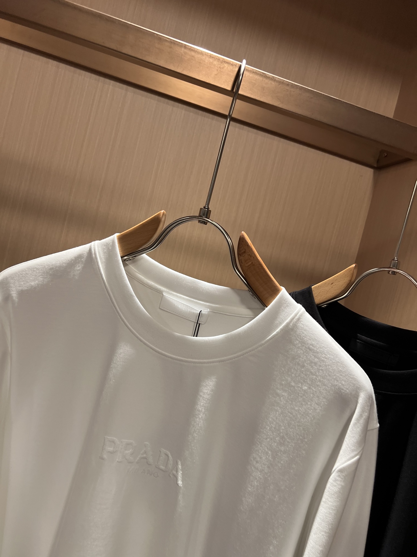 PRAD*A普*达2026秋冬新款男士长袖打底衫，最新款全网独家首上！！~既经典有时尚百搭，谁不爱啊，将经典再次展现，非