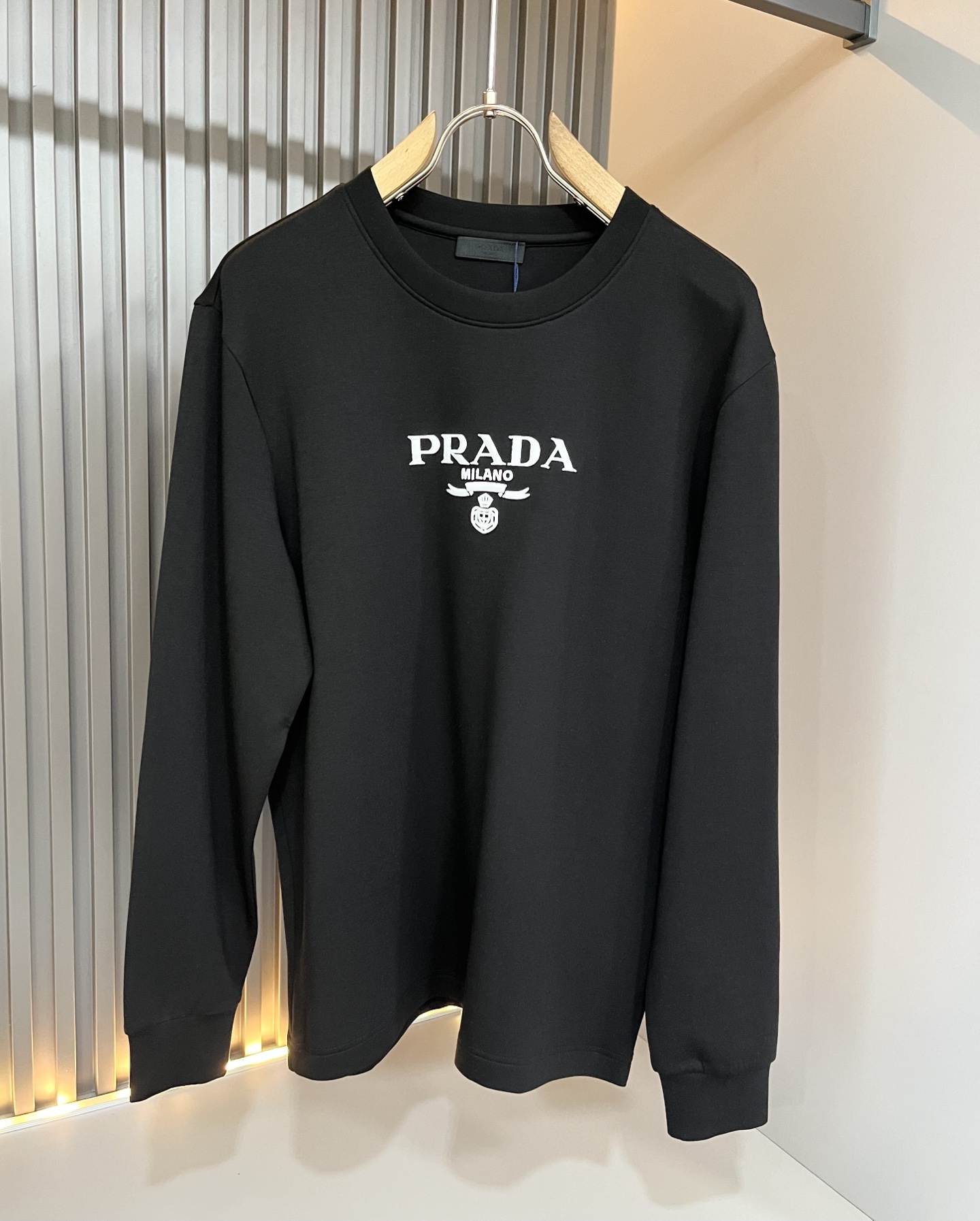 PRAD*A普*达2026秋冬新款男士长袖打底衫，最新款全网独家首上！！~既经典有时尚百搭，谁不爱啊，将经典再次展现，非