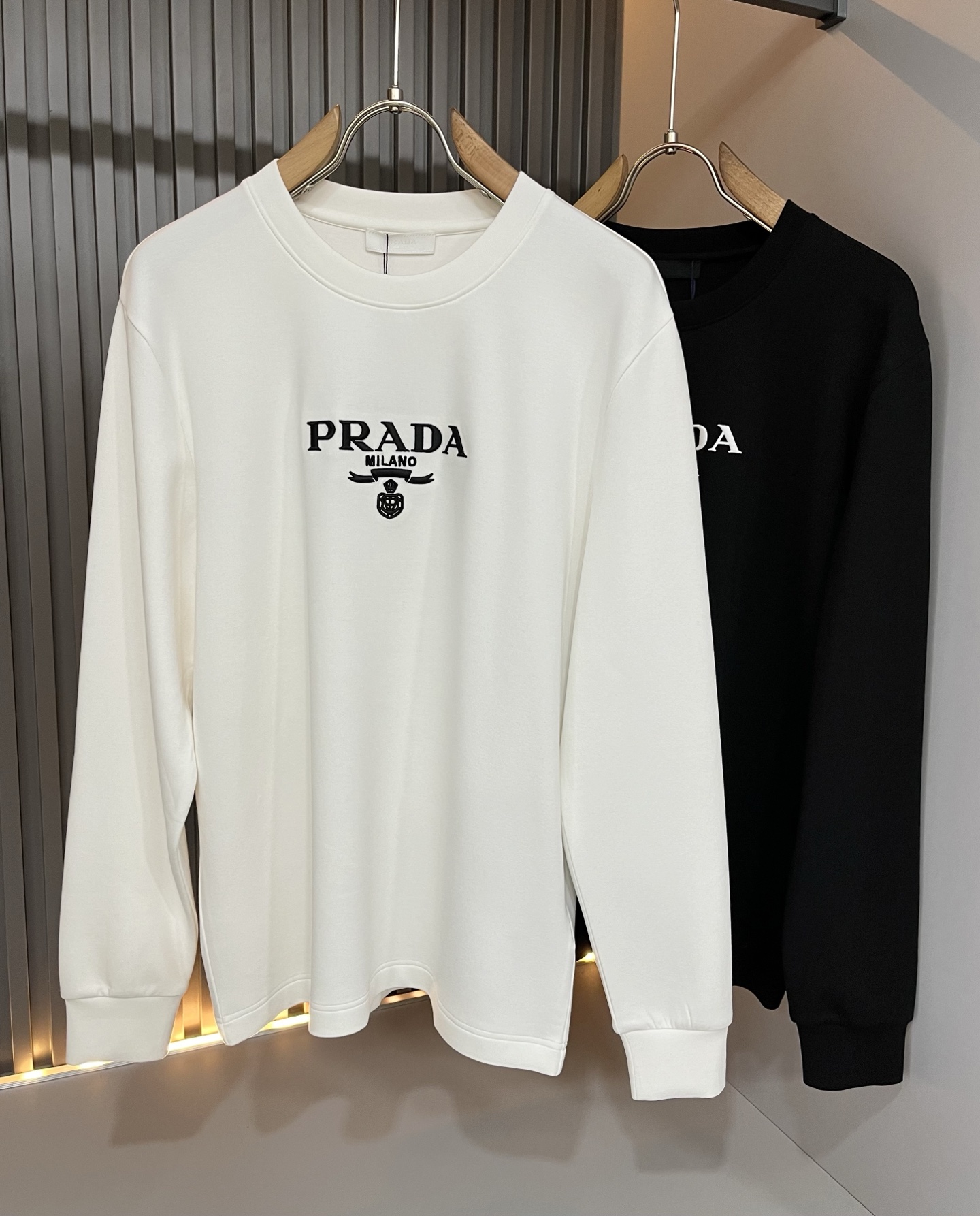 PRAD*A普*达2026秋冬新款男士长袖打底衫，最新款全网独家首上！！~既经典有时尚百搭，谁不爱啊，将经典再次展现，非