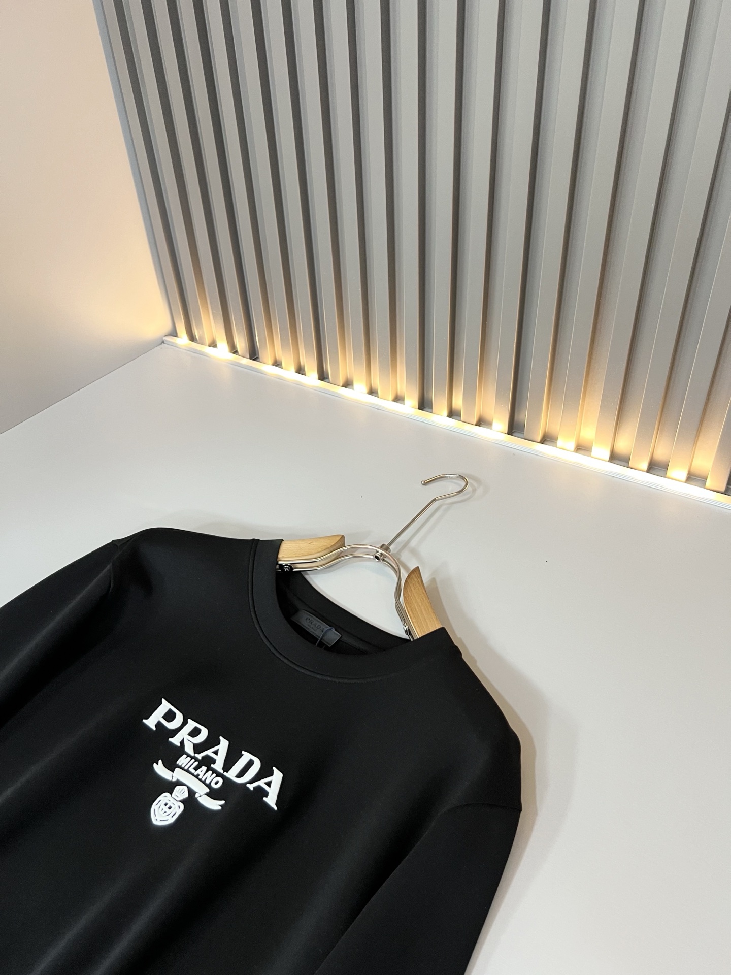 PRAD*A普*达2026秋冬新款男士长袖打底衫，最新款全网独家首上！！~既经典有时尚百搭，谁不爱啊，将经典再次展现，非