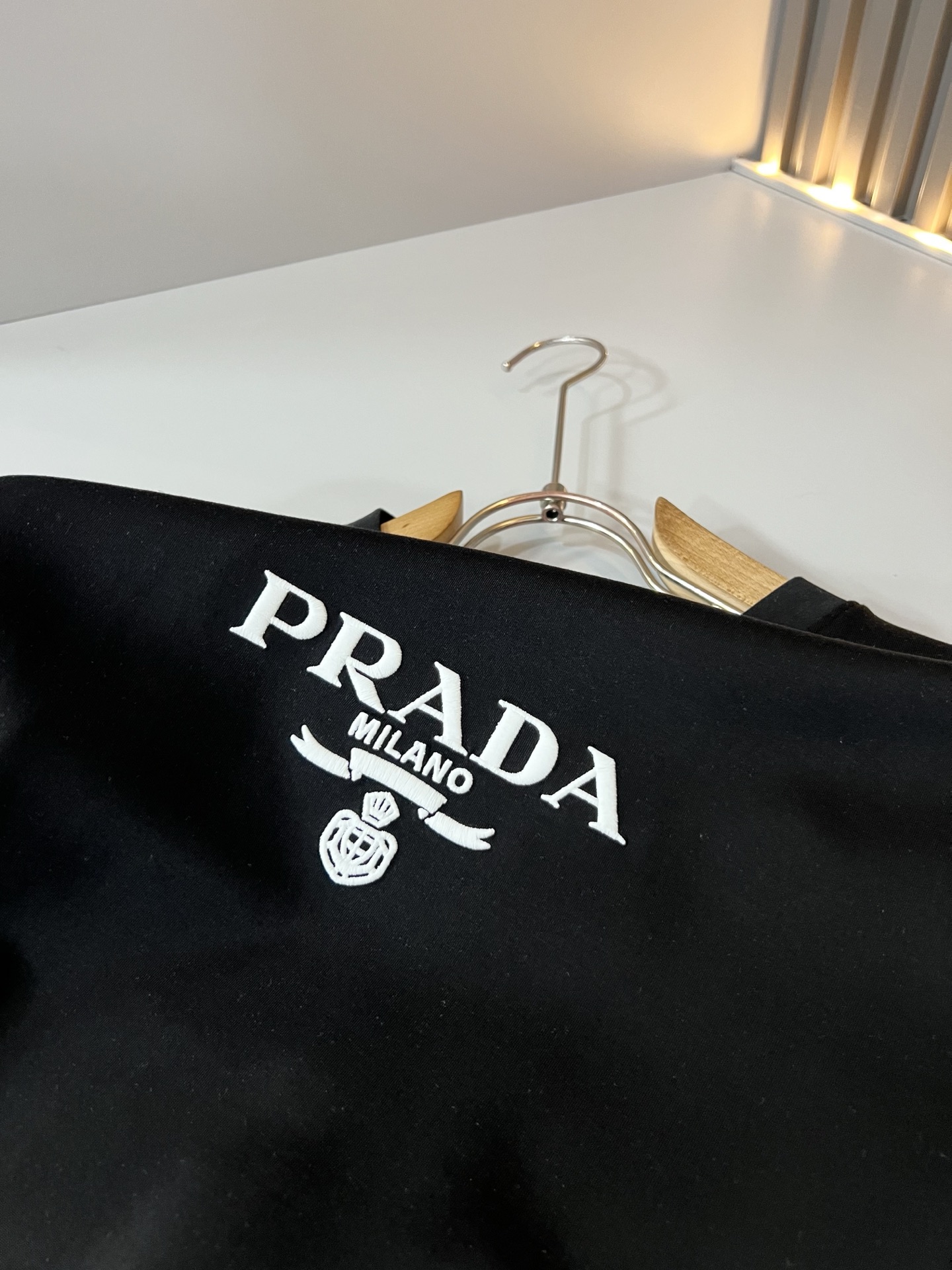 PRAD*A普*达2026秋冬新款男士长袖打底衫，最新款全网独家首上！！~既经典有时尚百搭，谁不爱啊，将经典再次展现，非