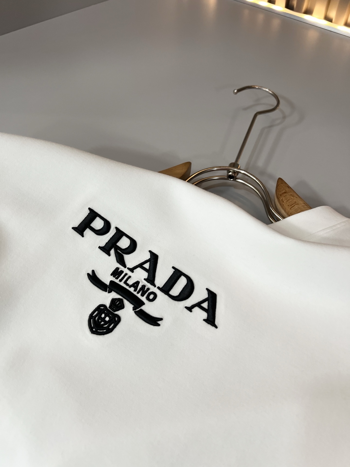 PRAD*A普*达2026秋冬新款男士长袖打底衫，最新款全网独家首上！！~既经典有时尚百搭，谁不爱啊，将经典再次展现，非
