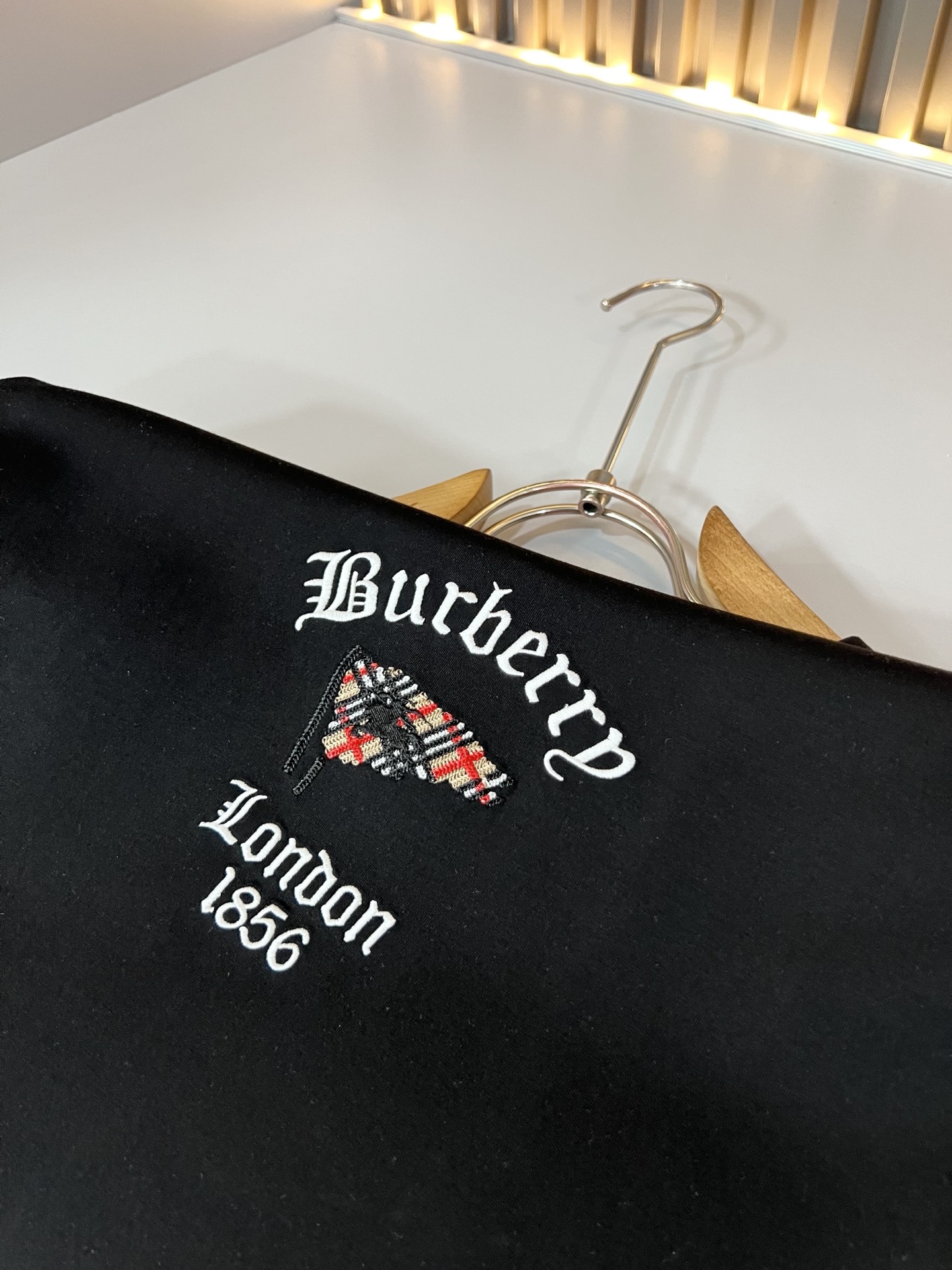 Bur*erry 巴*莉 2026秋冬新款男士长袖打底，品牌最新设计元素！既不单调也不复杂,恰到好处的展现品味！客供顶级