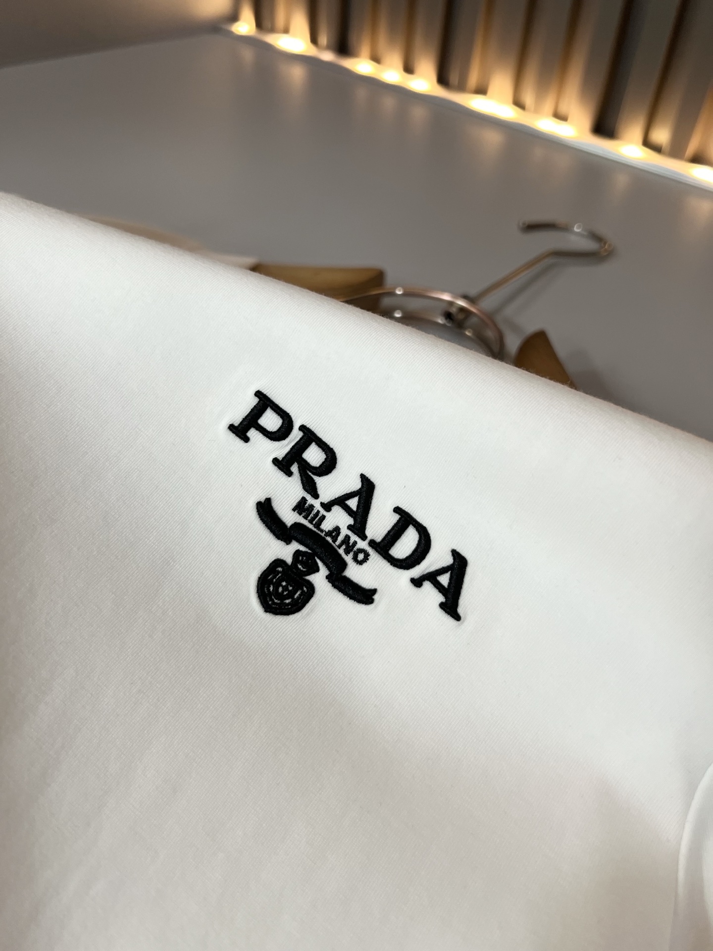 PRAD*A普*达2026秋冬新款男士长袖打底衫，最新款全网独家首上！！~既经典有时尚百搭，谁不爱啊，将经典再次展现，非