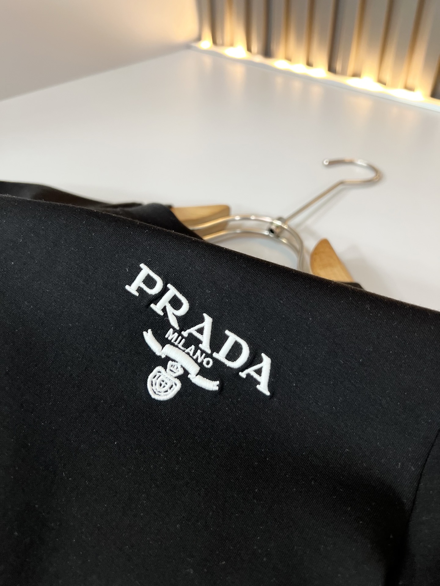 PRAD*A普*达2026秋冬新款男士长袖打底衫，最新款全网独家首上！！~既经典有时尚百搭，谁不爱啊，将经典再次展现，非