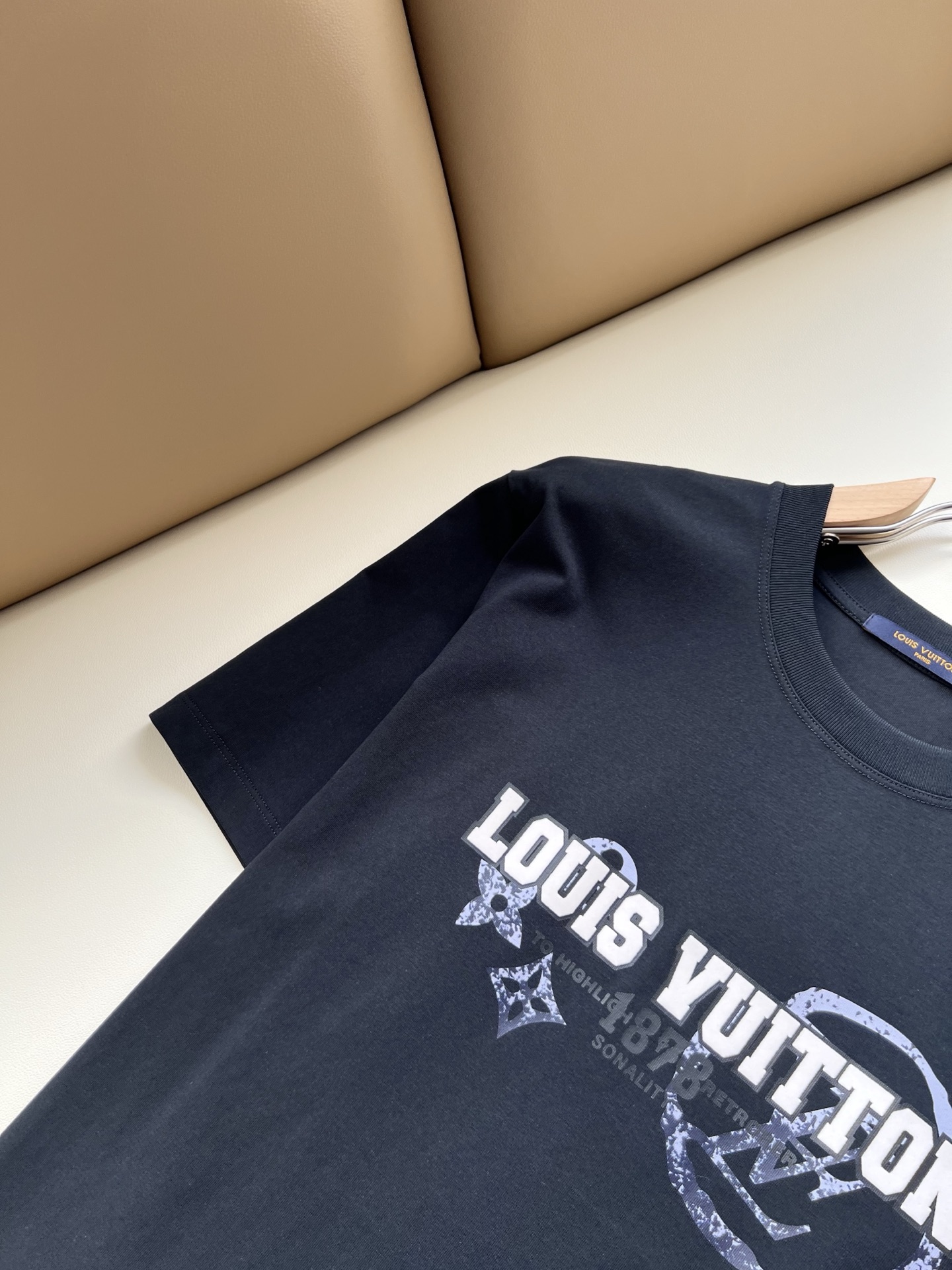 LouisVuitt*路易*登 2026春夏全新系列单品上线，非常时髦前卫的一款男女同款短袖T恤，标识logo图案压胶修