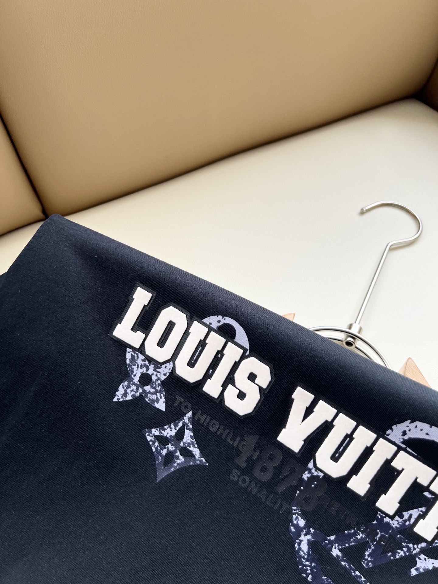 LouisVuitt*路易*登 2026春夏全新系列单品上线，非常时髦前卫的一款男女同款短袖T恤，标识logo图案压胶修