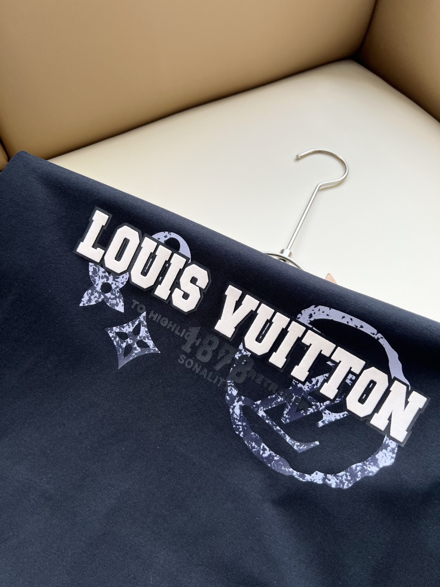 LouisVuitt*路易*登 2026春夏全新系列单品上线，非常时髦前卫的一款男女同款短袖T恤，标识logo图案压胶修
