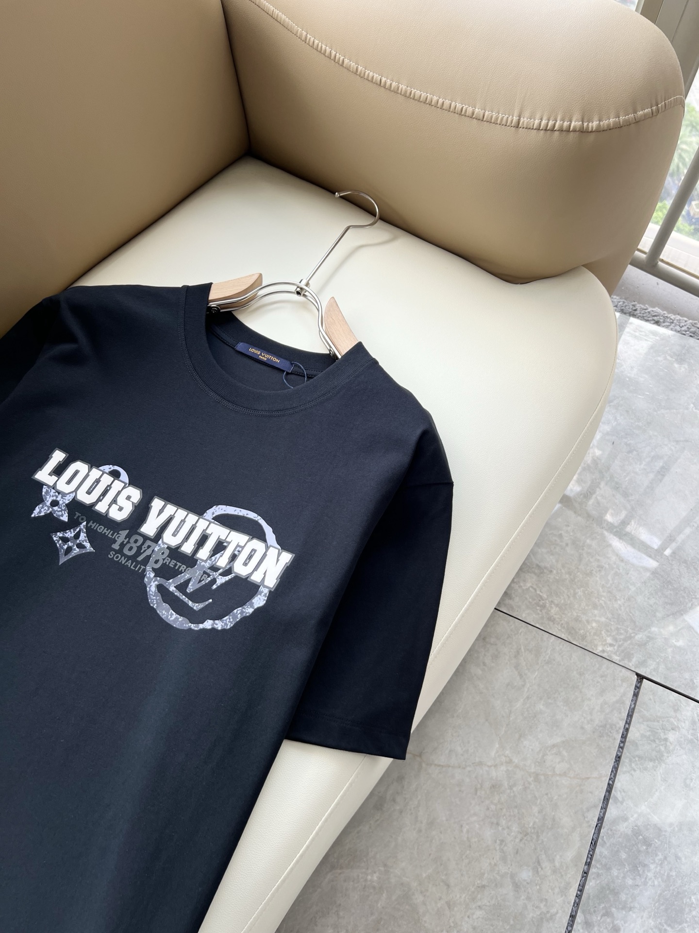 LouisVuitt*路易*登 2026春夏全新系列单品上线，非常时髦前卫的一款男女同款短袖T恤，标识logo图案压胶修
