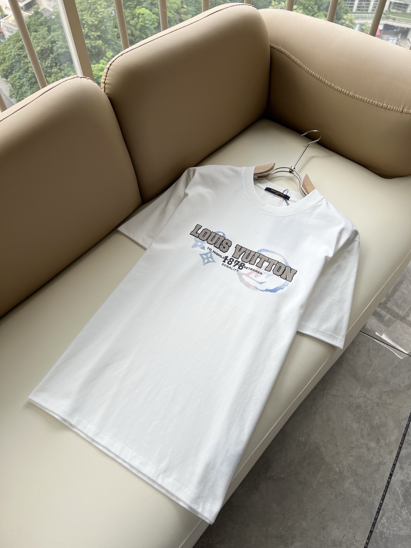 LouisVuitt*路易*登 2026春夏全新系列单品上线，非常时髦前卫的一款男女同款短袖T恤，标识logo图案压胶修