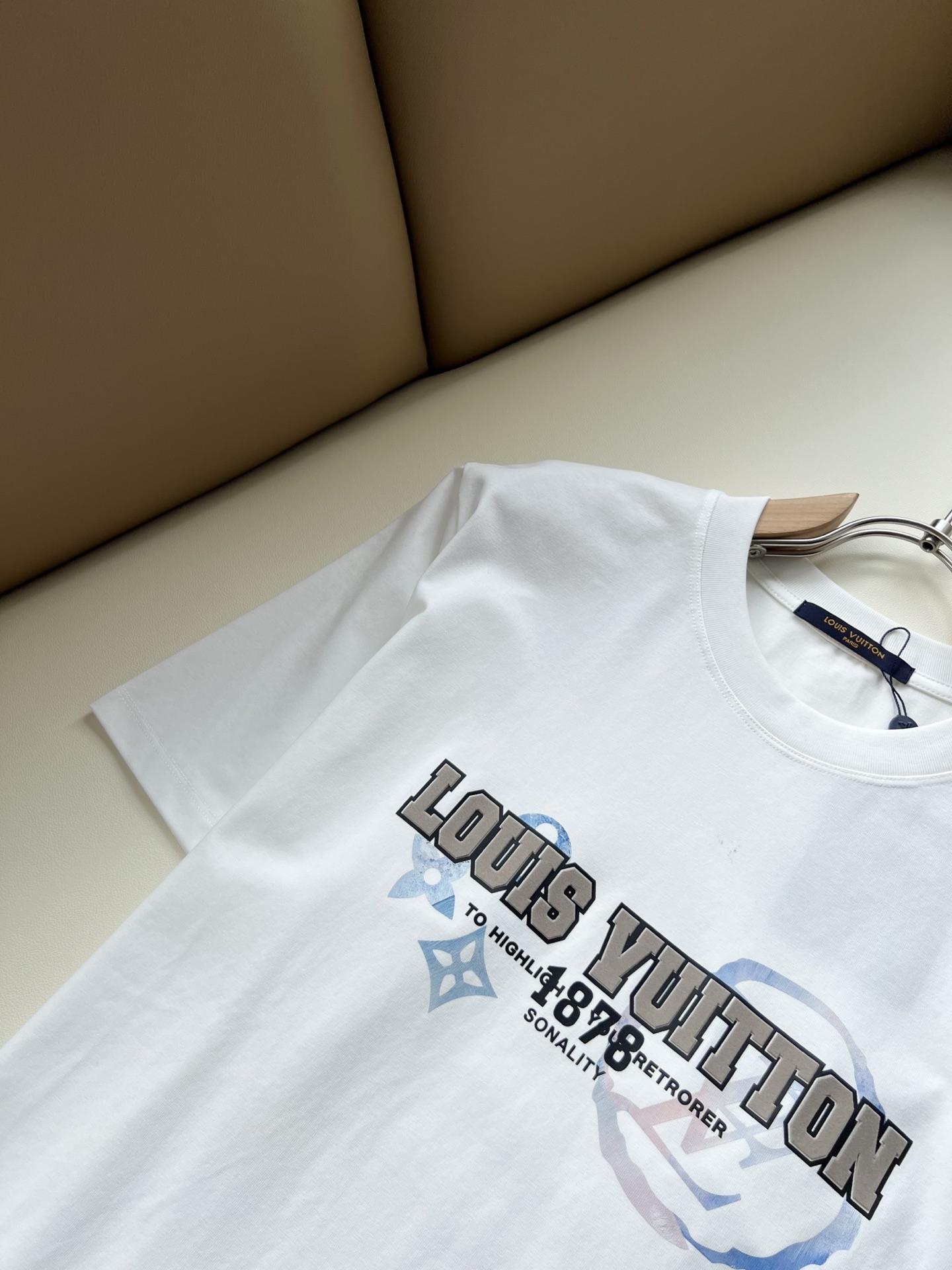 LouisVuitt*路易*登 2026春夏全新系列单品上线，非常时髦前卫的一款男女同款短袖T恤，标识logo图案压胶修