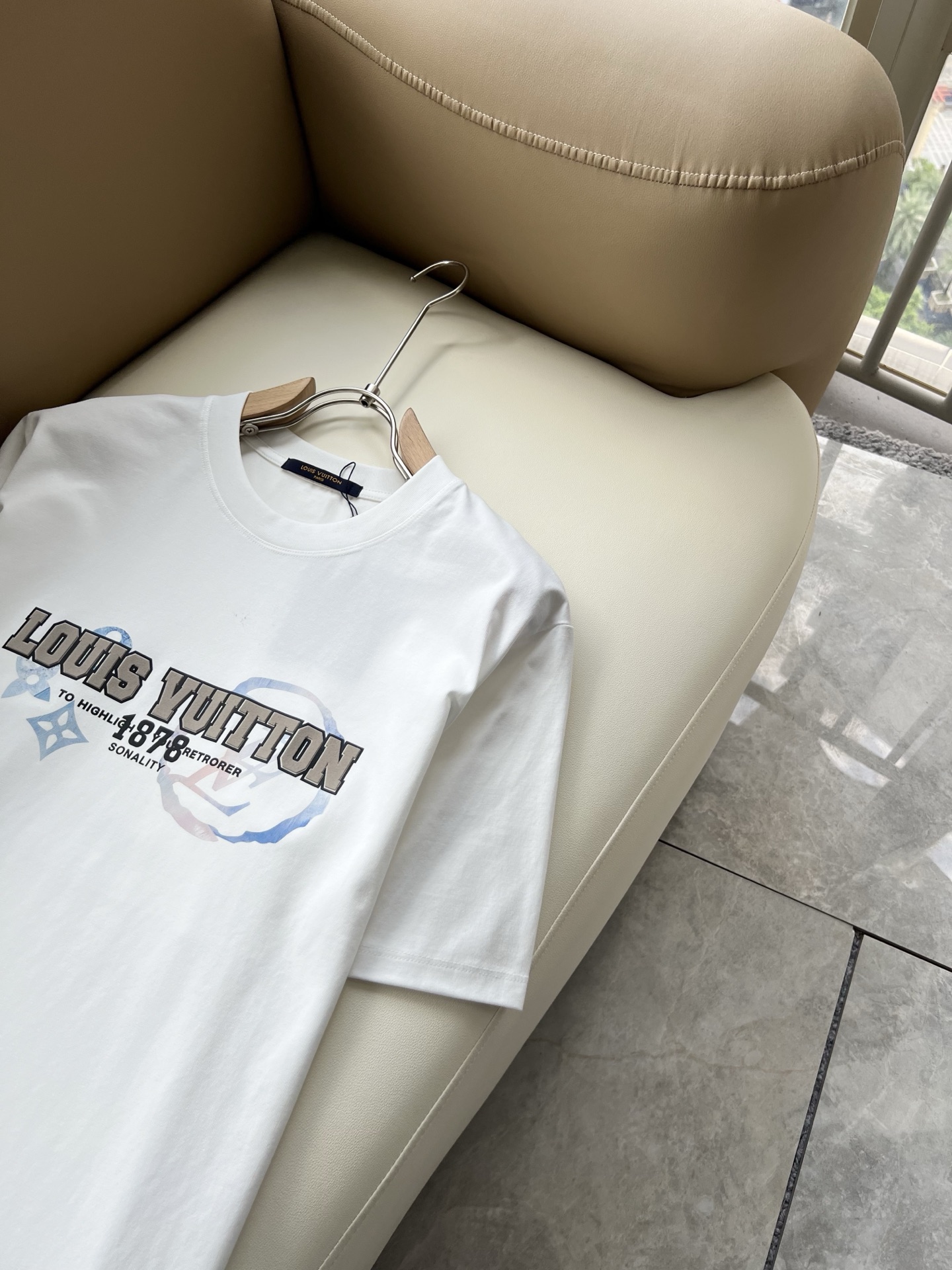 LouisVuitt*路易*登 2026春夏全新系列单品上线，非常时髦前卫的一款男女同款短袖T恤，标识logo图案压胶修
