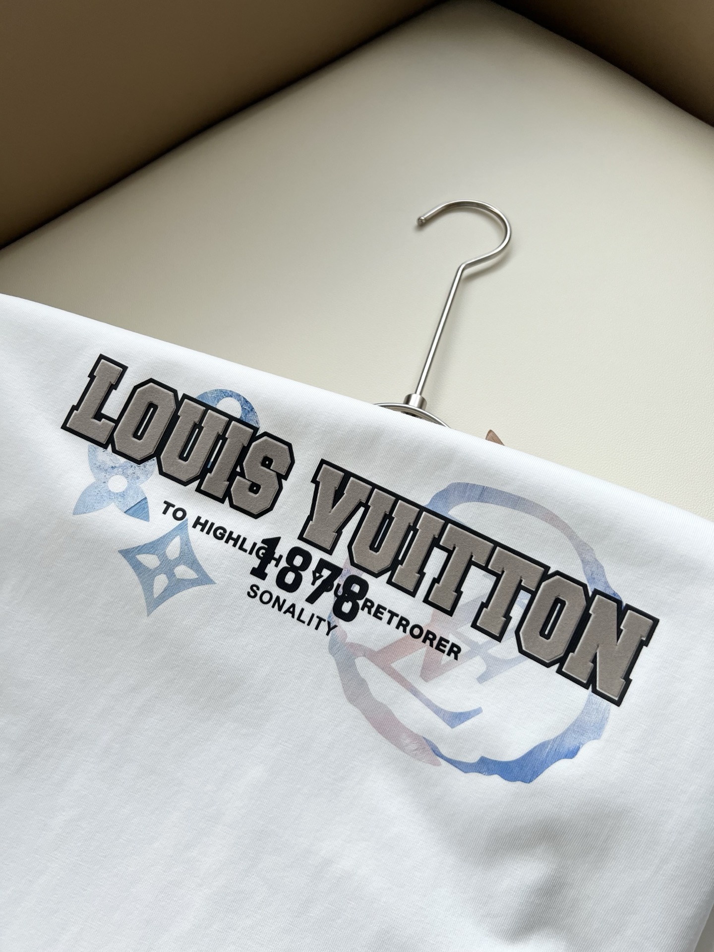 LouisVuitt*路易*登 2026春夏全新系列单品上线，非常时髦前卫的一款男女同款短袖T恤，标识logo图案压胶修