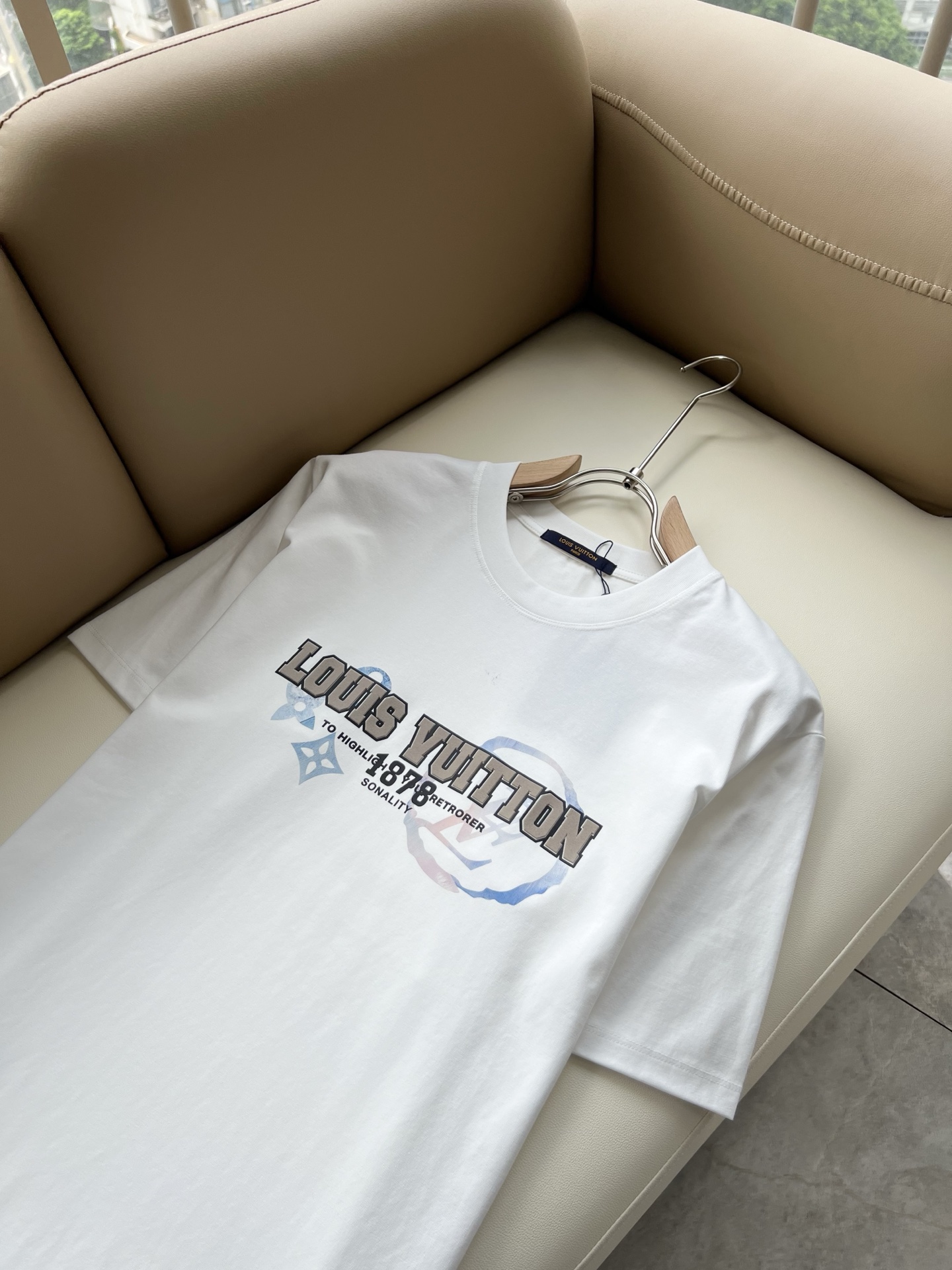 LouisVuitt*路易*登 2026春夏全新系列单品上线，非常时髦前卫的一款男女同款短袖T恤，标识logo图案压胶修