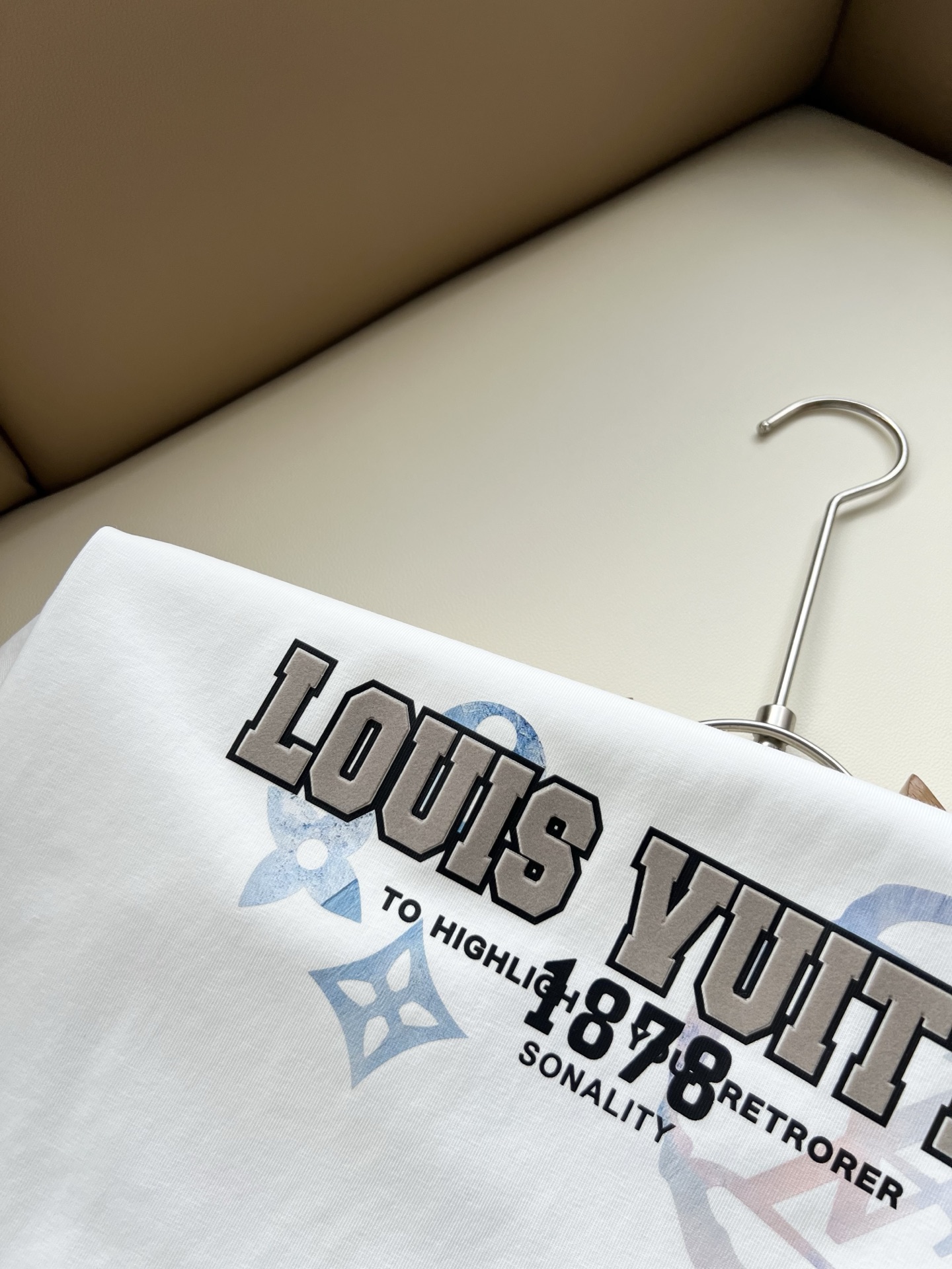 LouisVuitt*路易*登 2026春夏全新系列单品上线，非常时髦前卫的一款男女同款短袖T恤，标识logo图案压胶修