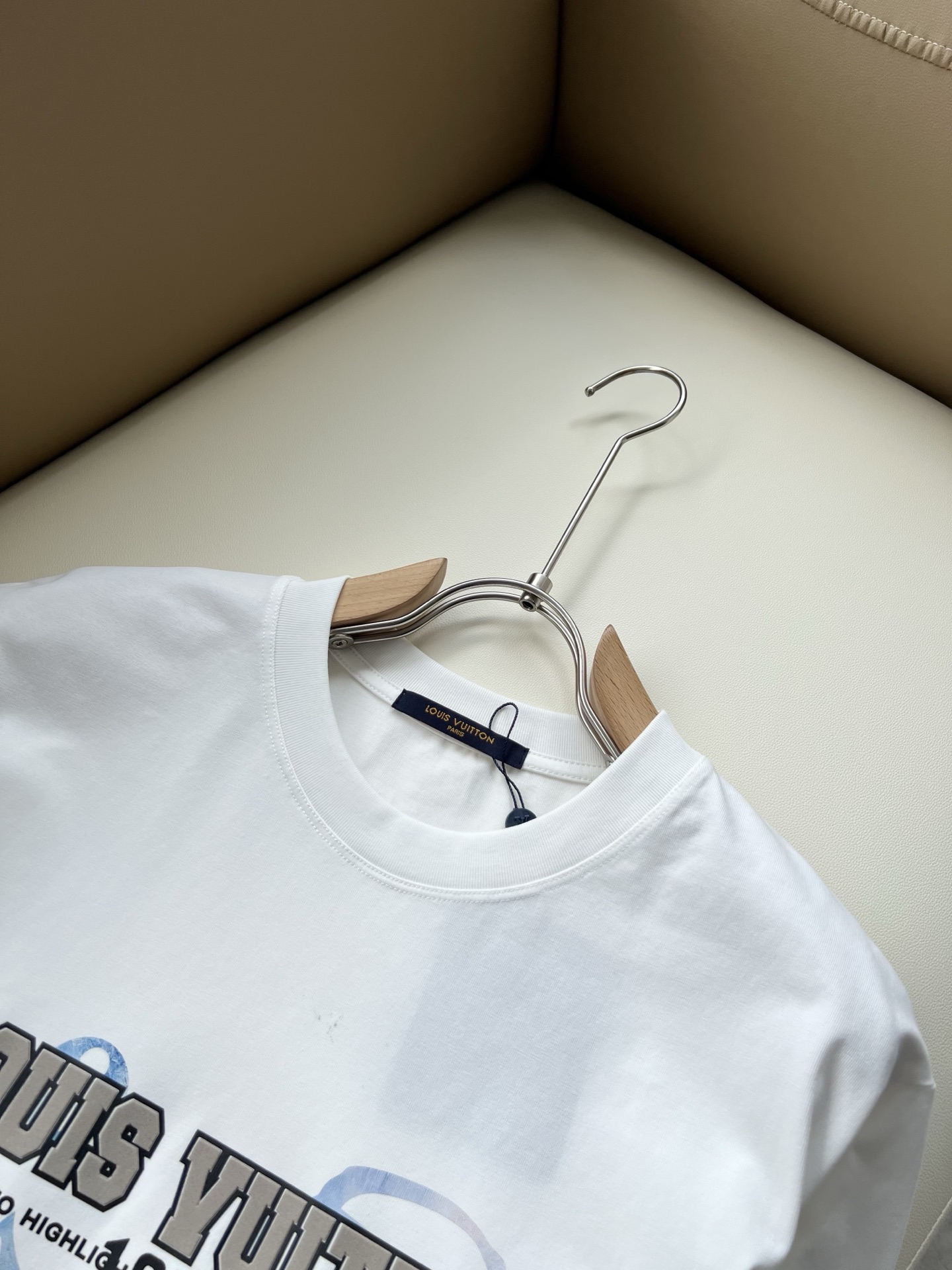 LouisVuitt*路易*登 2026春夏全新系列单品上线，非常时髦前卫的一款男女同款短袖T恤，标识logo图案压胶修