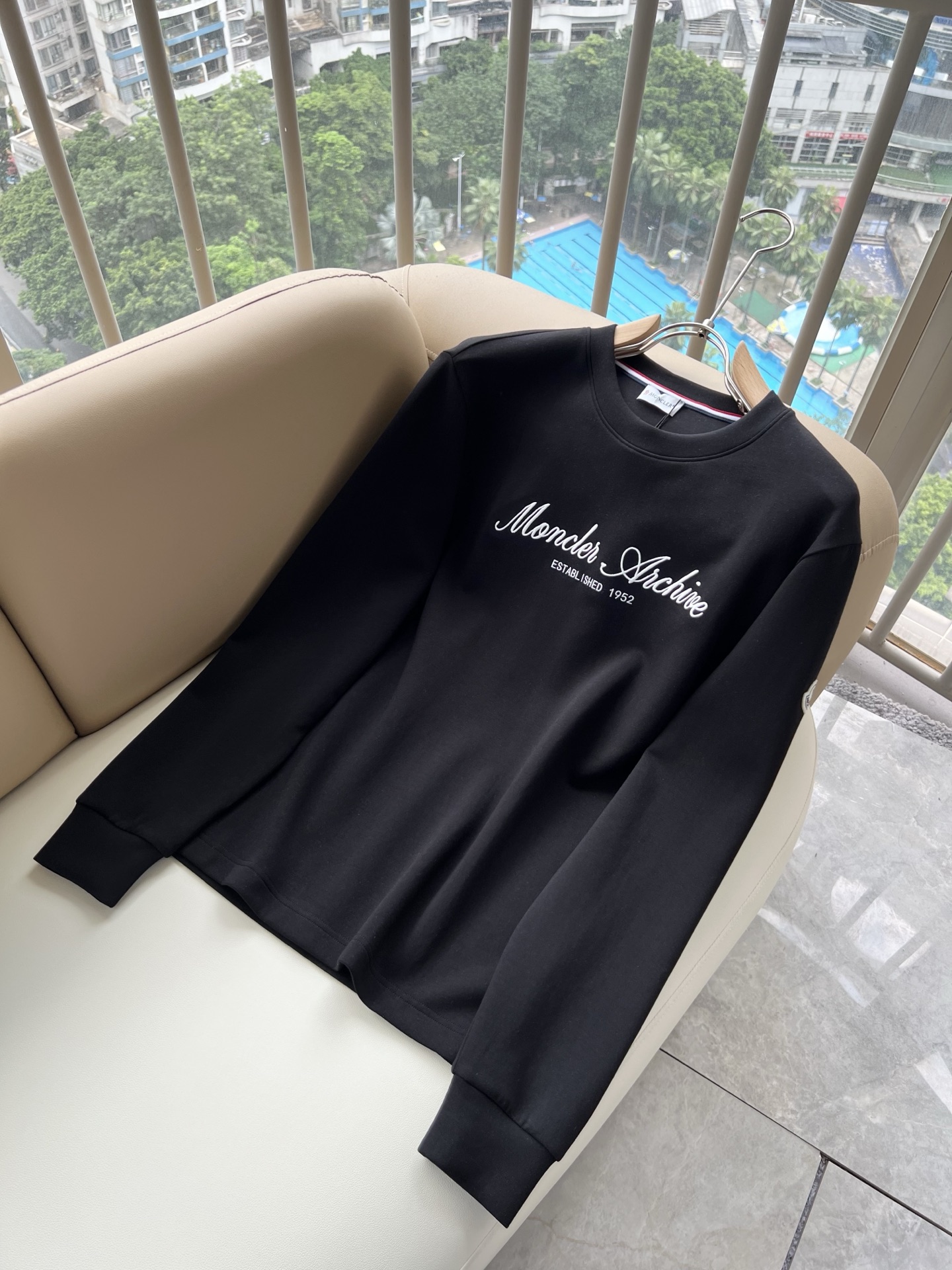 Moncler蒙口2026秋冬新款贸易订单长袖打底衫，全品相！！网红款！胸前logo图案刺绣设计！上身舒适透气，不僵硬，