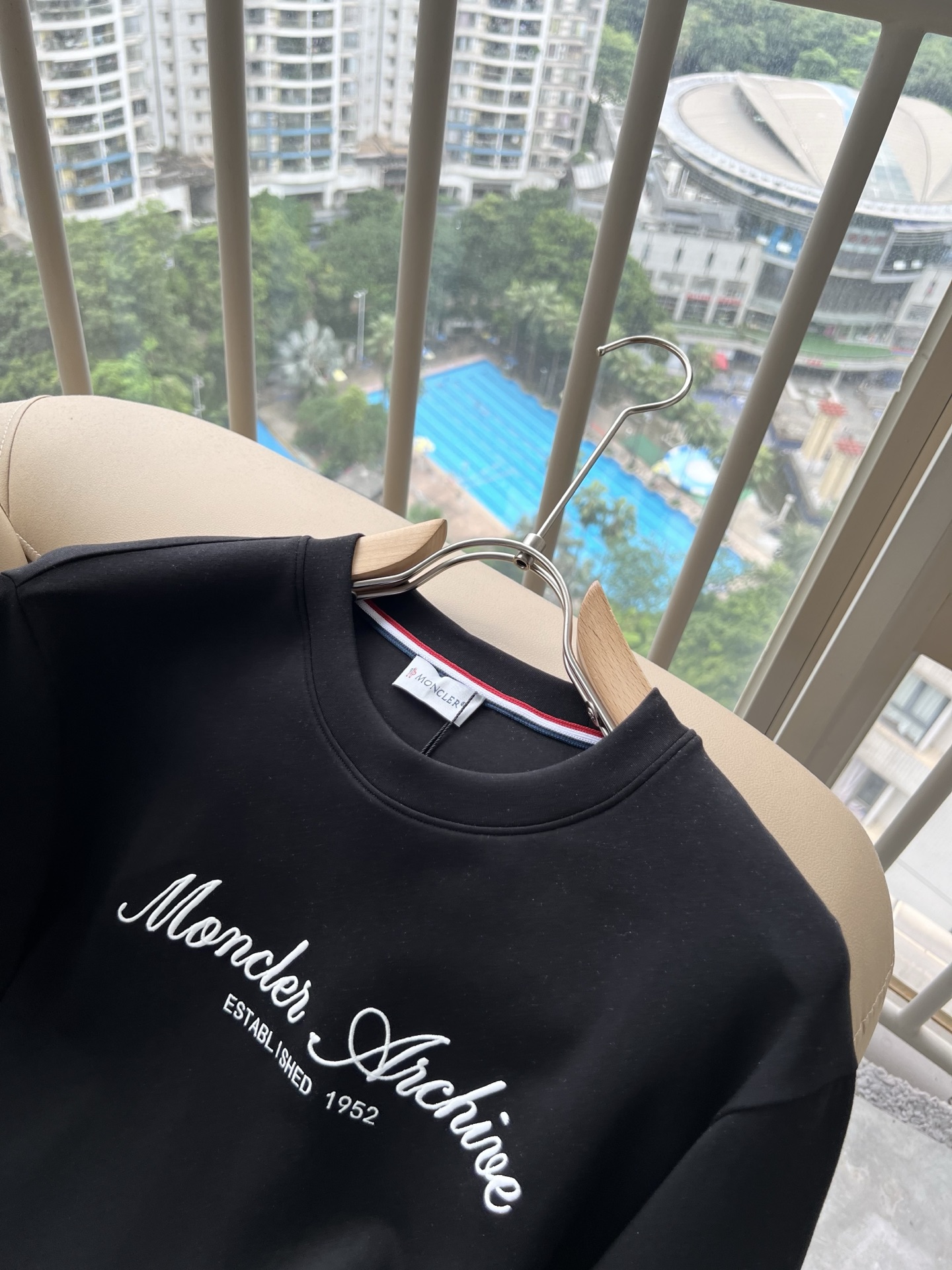 Moncler蒙口2026秋冬新款贸易订单长袖打底衫，全品相！！网红款！胸前logo图案刺绣设计！上身舒适透气，不僵硬，
