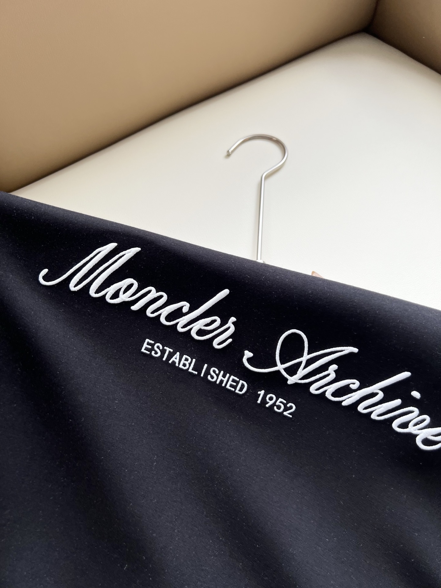 Moncler蒙口2026秋冬新款贸易订单长袖打底衫，全品相！！网红款！胸前logo图案刺绣设计！上身舒适透气，不僵硬，