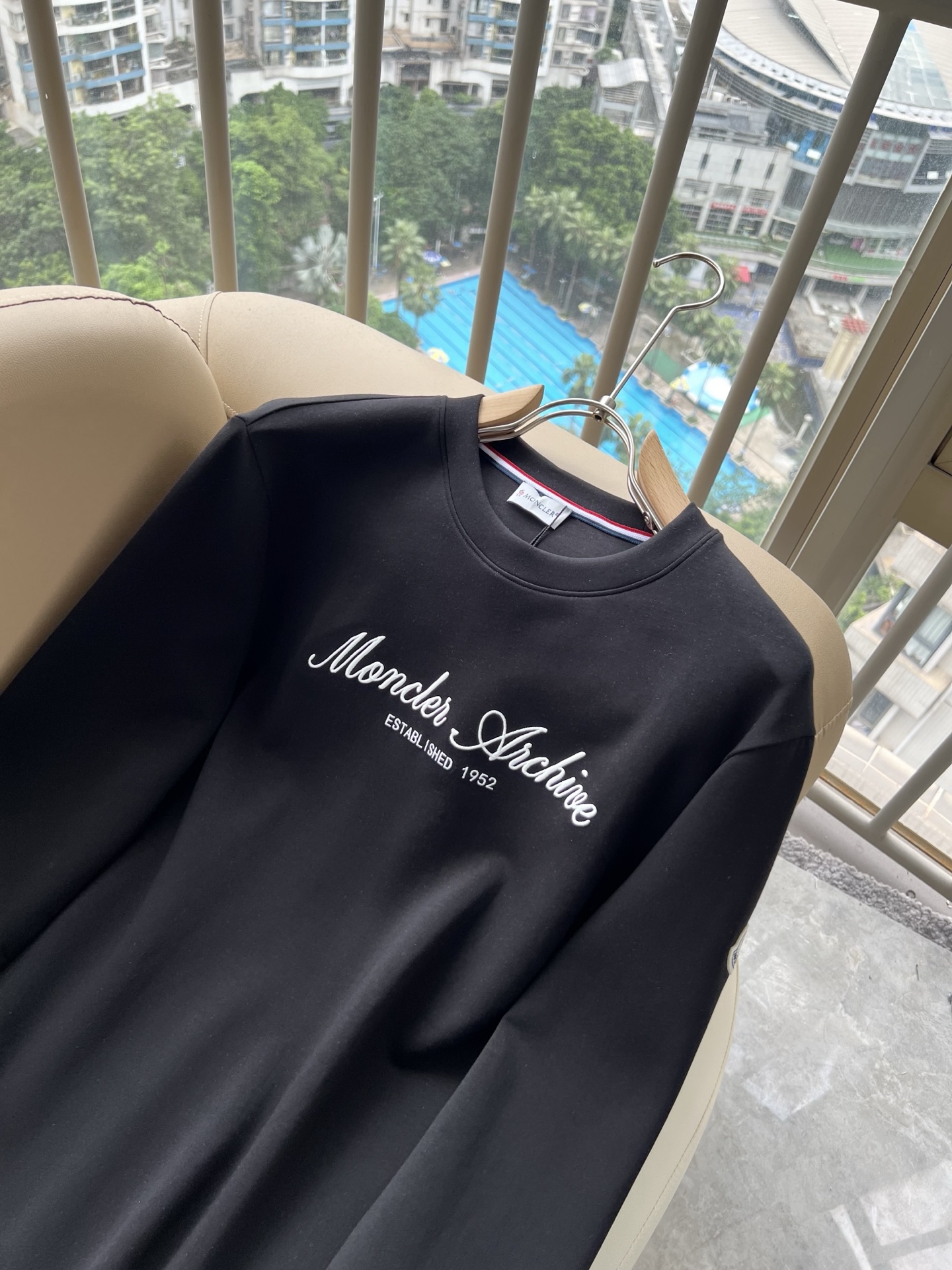 Moncler蒙口2026秋冬新款贸易订单长袖打底衫，全品相！！网红款！胸前logo图案刺绣设计！上身舒适透气，不僵硬，