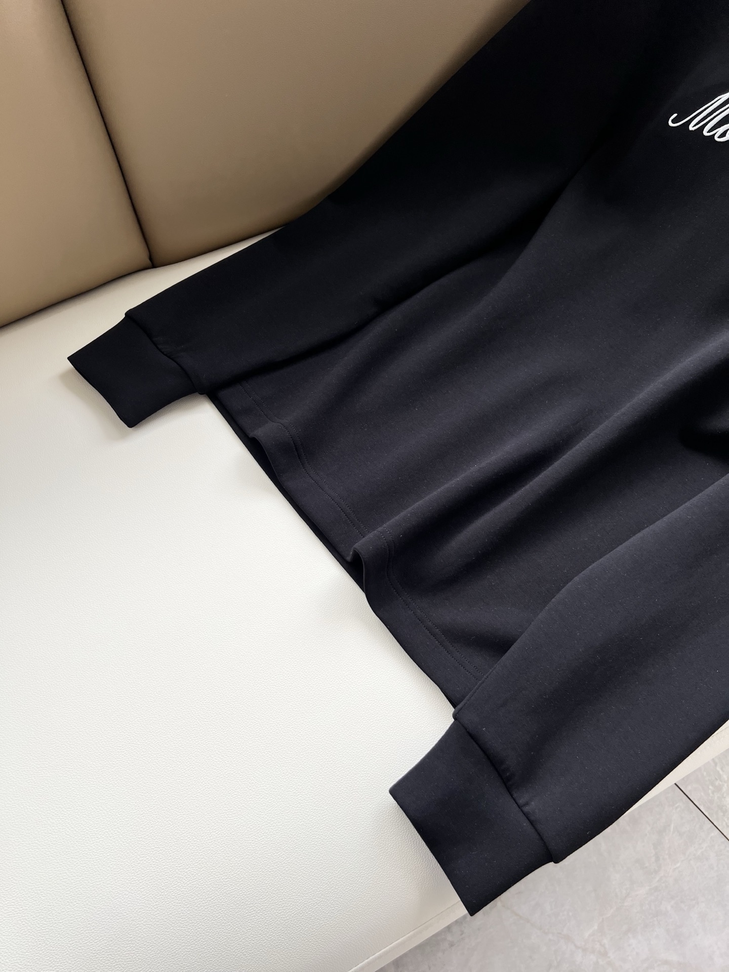Moncler蒙口2026秋冬新款贸易订单长袖打底衫，全品相！！网红款！胸前logo图案刺绣设计！上身舒适透气，不僵硬，