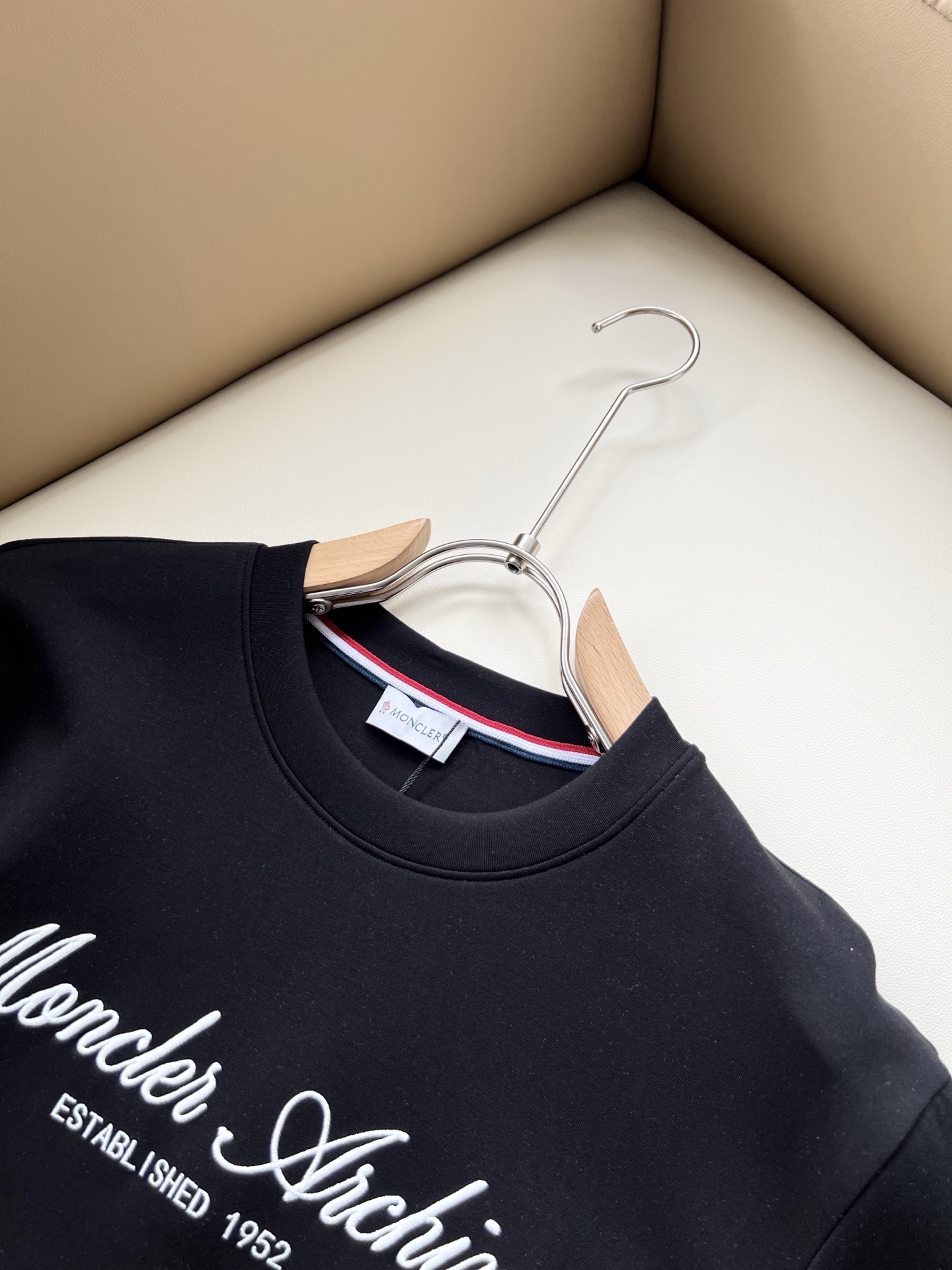 Moncler蒙口2026秋冬新款贸易订单长袖打底衫，全品相！！网红款！胸前logo图案刺绣设计！上身舒适透气，不僵硬，