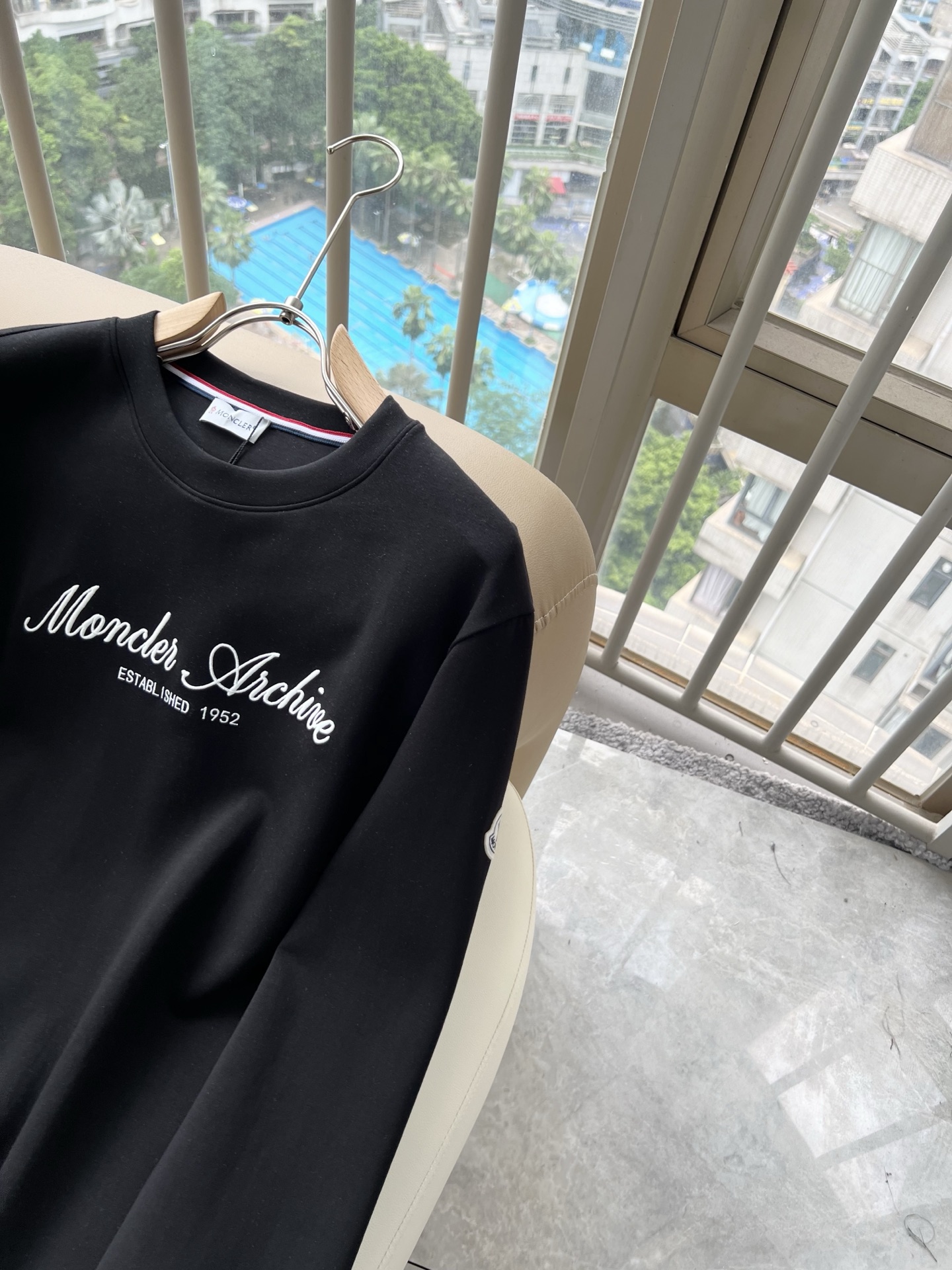 Moncler蒙口2026秋冬新款贸易订单长袖打底衫，全品相！！网红款！胸前logo图案刺绣设计！上身舒适透气，不僵硬，