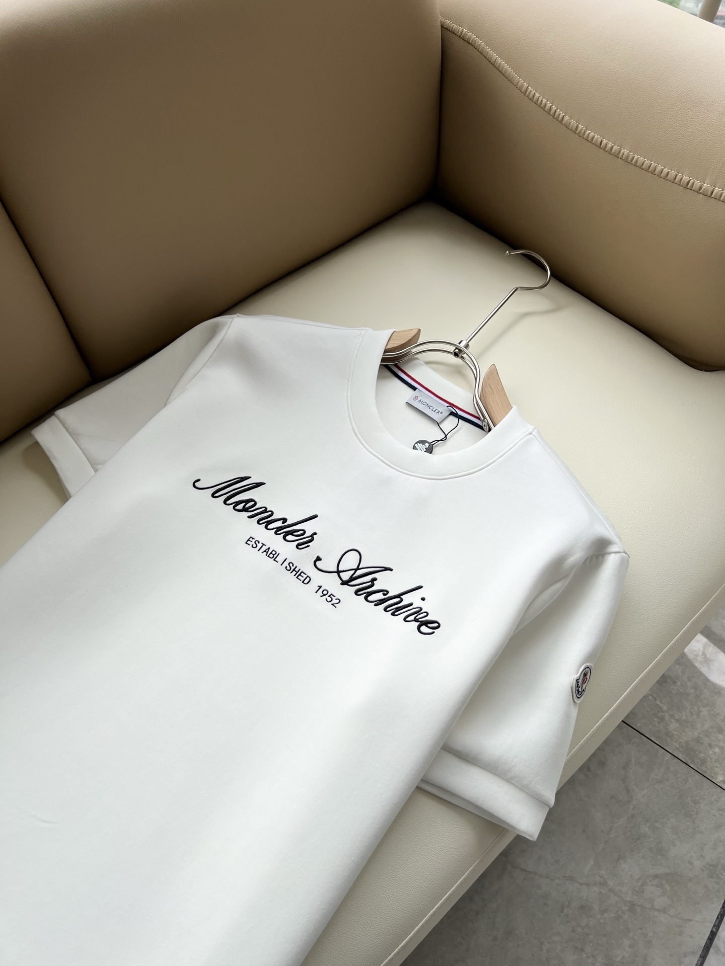 Moncler蒙口2026秋冬新款贸易订单短袖打底衫，全品相！！网红款！胸前logo图案刺绣设计！上身舒适透气，不僵硬，