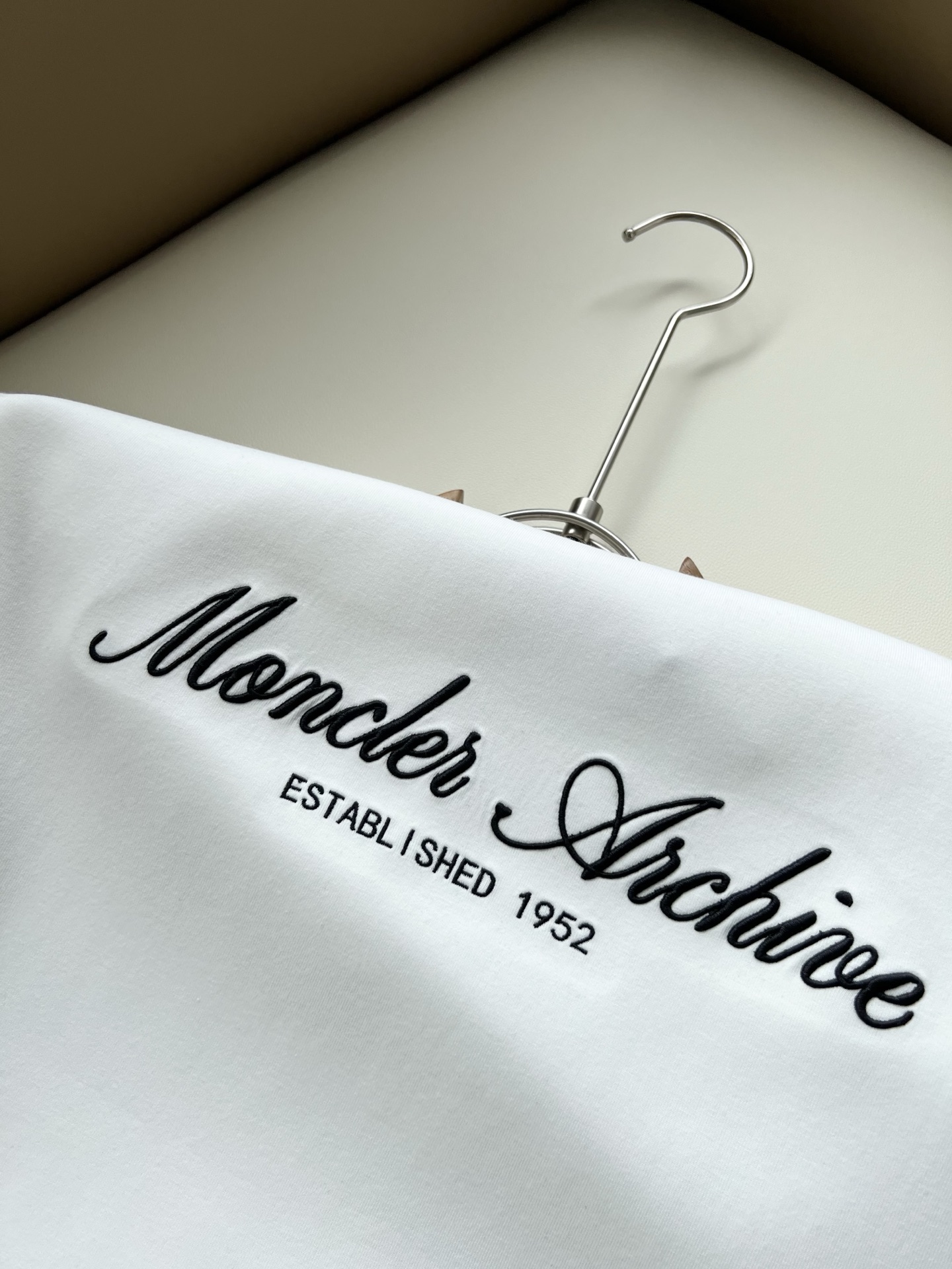 Moncler蒙口2026秋冬新款贸易订单短袖打底衫，全品相！！网红款！胸前logo图案刺绣设计！上身舒适透气，不僵硬，